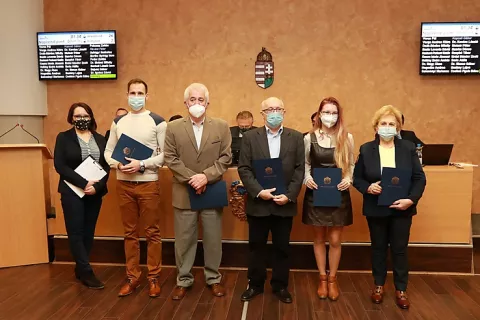 A Közösségi Gyűlés résztvevőiből "kinőtt" klímanagykövetek átveszik megbízólevelüket a miskolci önkormányzat 2021. novemberi közgyűlési ülésén. Fotó: Juhász Ákos, Minap.hu